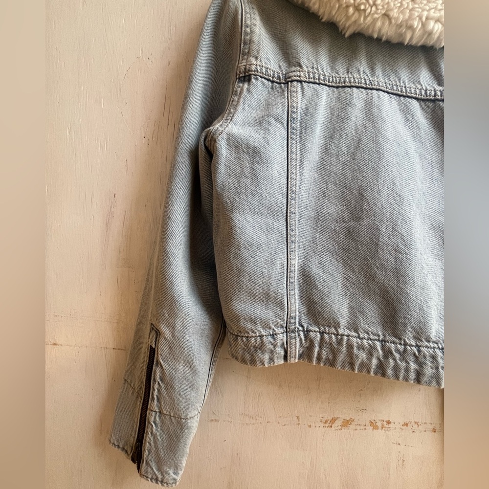 LEVI"S Retro Faux Fur Trim Zip-Up Denim Trucker Jacket - Picture 7 of 13